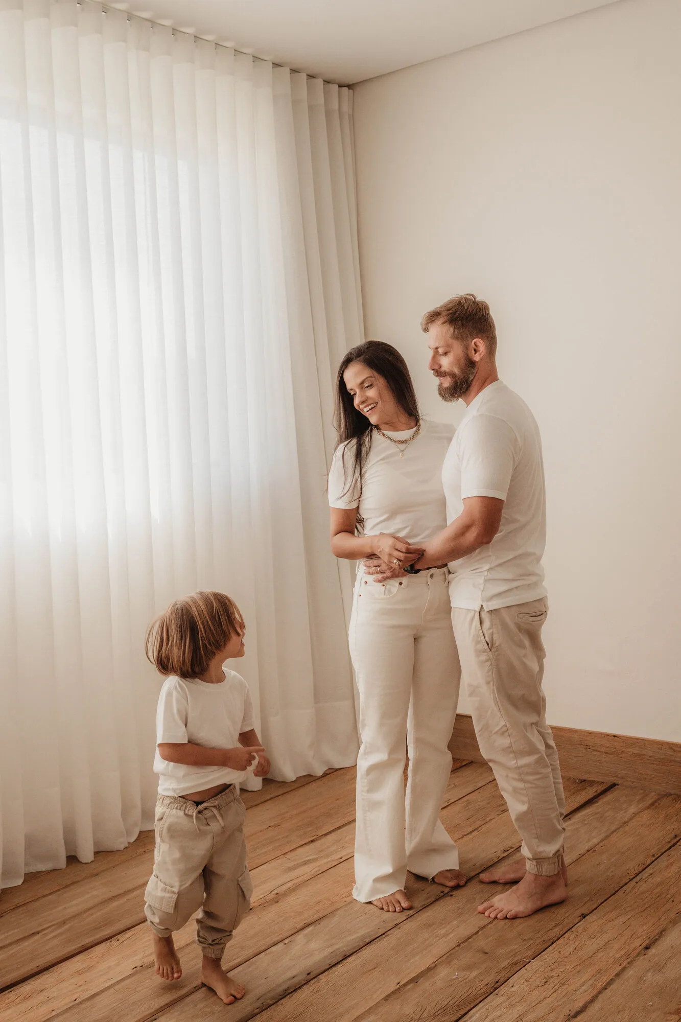 Família na cama com os dois filhos em retrato espontâneo