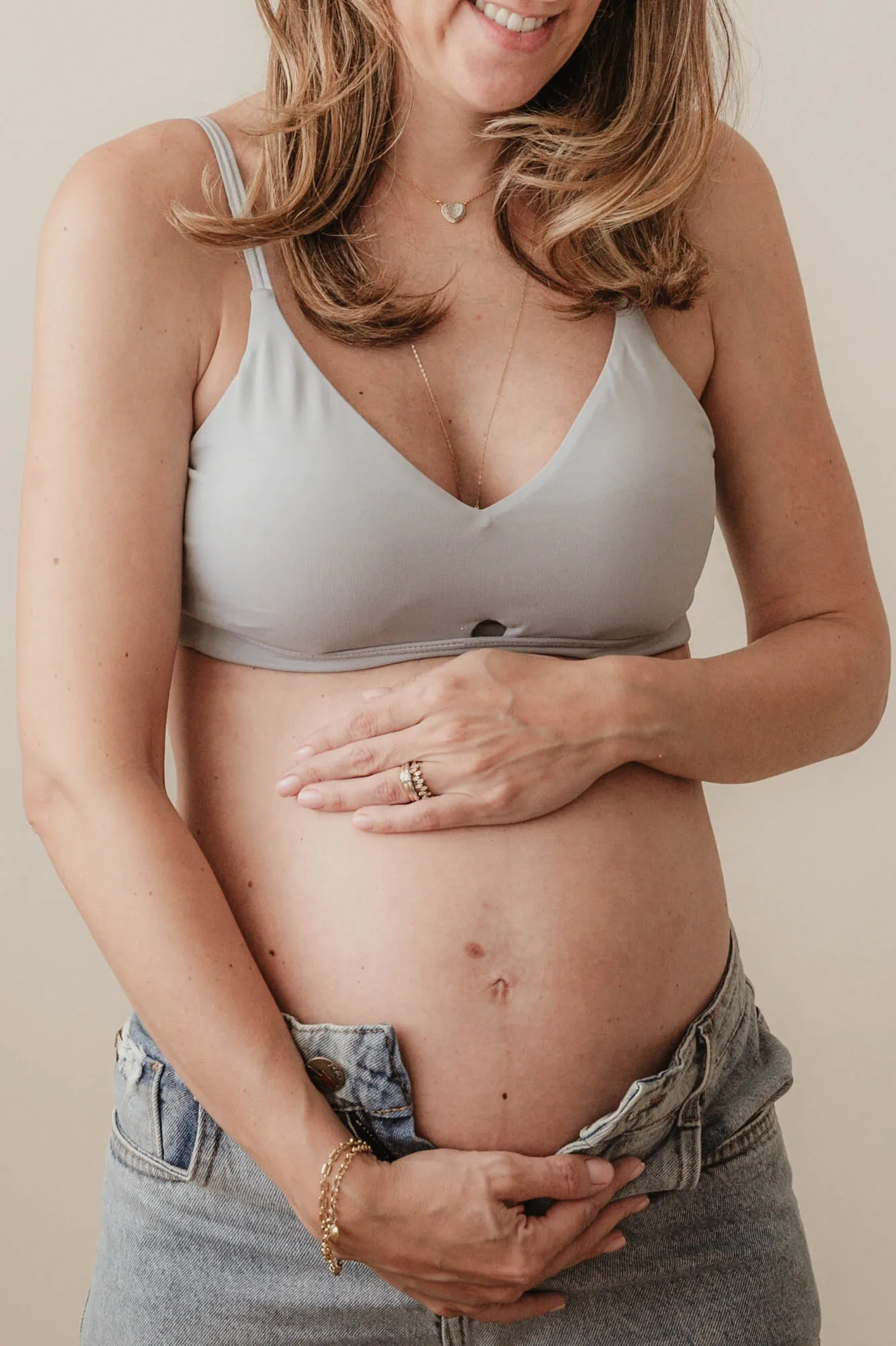 Detalhe da barriga da gestante em momento íntimo do ensaio
