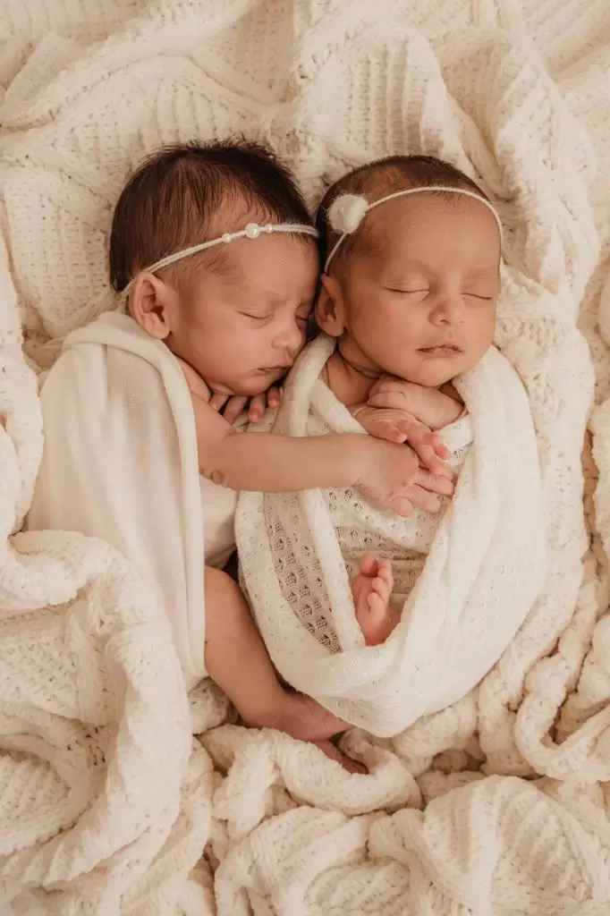 Recém-nascido no colo dos pais em ensaio newborn