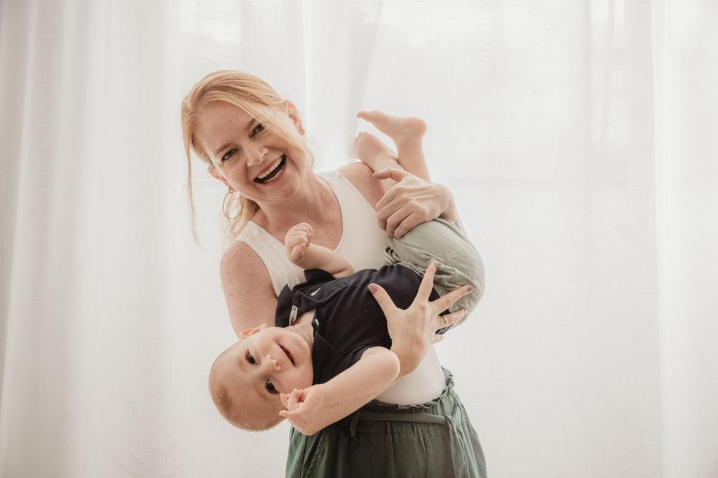Família passeando ao ar livre durante ensaio fotográfico externo